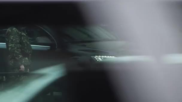 Car departs from the Verkhovna Rada — Stock Video