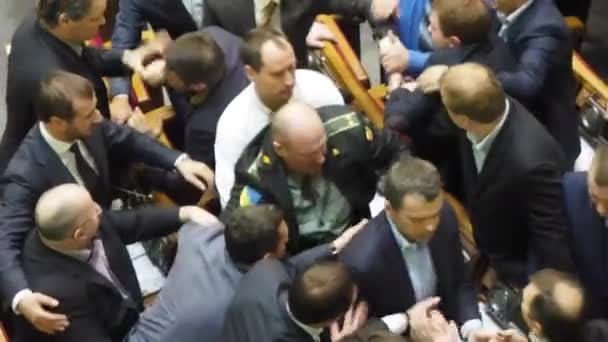 Massa luta na Verkhovna Rada da Ucrânia — Vídeo de Stock