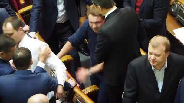 Massa luta na Verkhovna Rada da Ucrânia — Vídeo de Stock