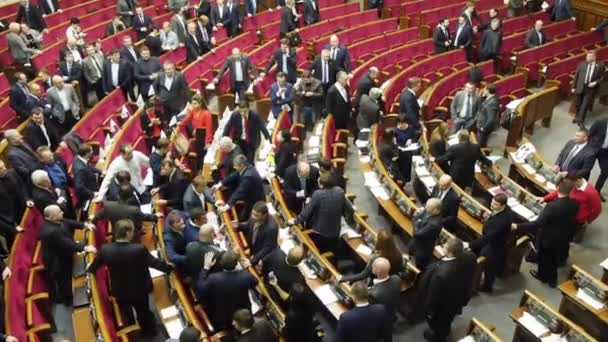 Massale strijd in de Verkhovna Rada van Oekraïne — Stockvideo