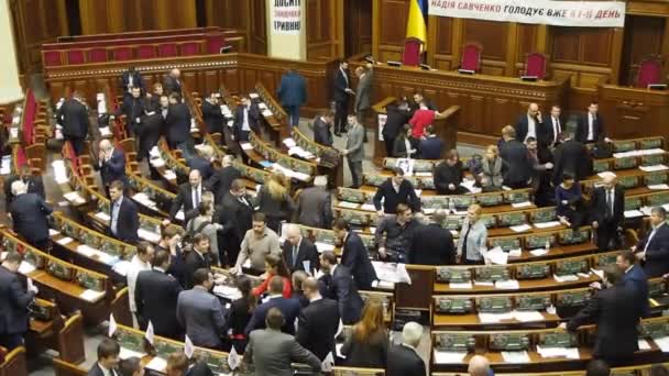 Massale strijd in de Verkhovna Rada van Oekraïne — Stockvideo