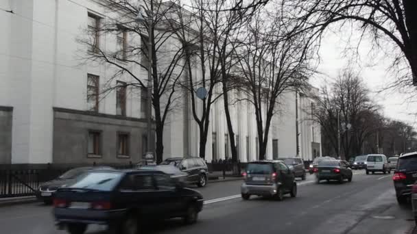 Los coches pasan por la Rada de Verkhovna — Vídeo de stock