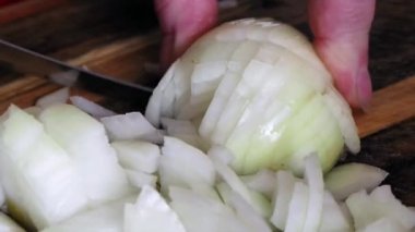 Bir kesme tahtası üzerinde kesme soğan