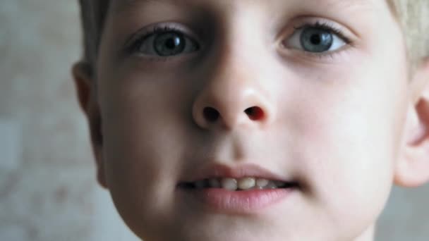 少年は、失われた歯を示しています。 — ストック動画