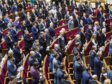 Ayakta milletvekilleri Ukrayna ilahi şarkı söyledi.