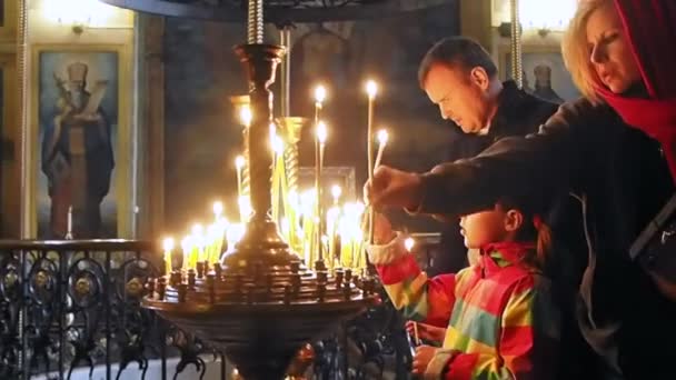 Πιστοί προσεύχονται στον καθεδρικό ναό του St Michael — Αρχείο Βίντεο