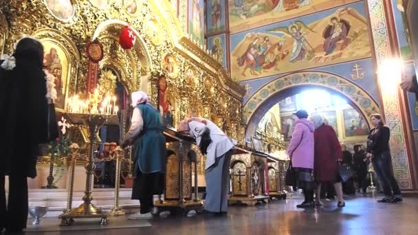 Gelovigen bidden In de kathedraal van St Michael van — Stockvideo