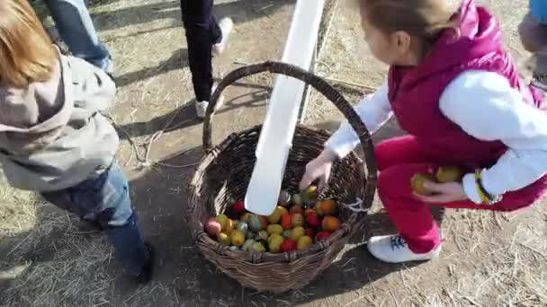 Paskalya yumurtaları ile oynayan çocuklar — Stok video