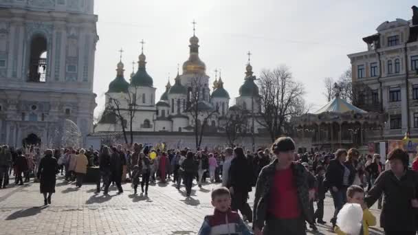 Les gens marchent sur la place Sophia — Video