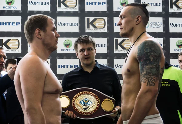 Usyk กับ Knyazev ต่อสู้ชั่งน้ําหนักใน — ภาพถ่ายสต็อก