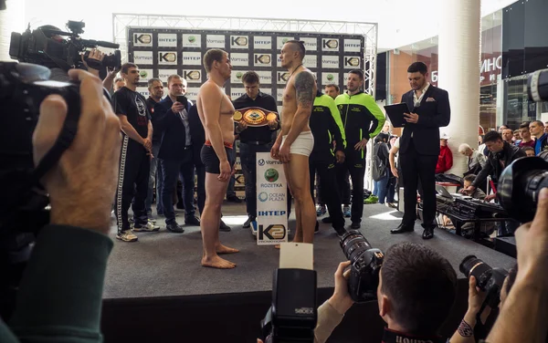 Usyk vs Knyazev framåt kämpa invägning — Stockfoto