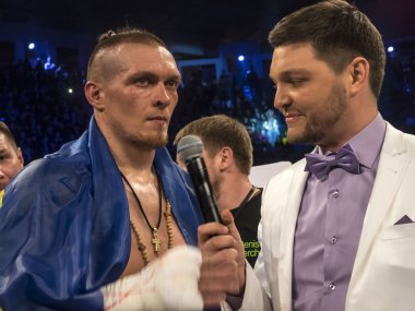 Boksör Aleksandr Usyk röportajlar veriyor