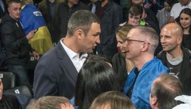 Vitali Klitschko fan ile savaş tartışıyor
