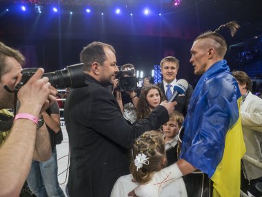 Aleksandr Usyk röportajlar veriyor
