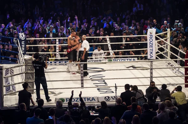 Boxeador Aleksandr Usyk se alegra de la victoria — Foto de Stock