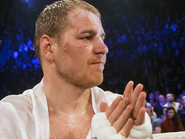 Alexander Usyk knock-out van de Russische bokser — Stockfoto