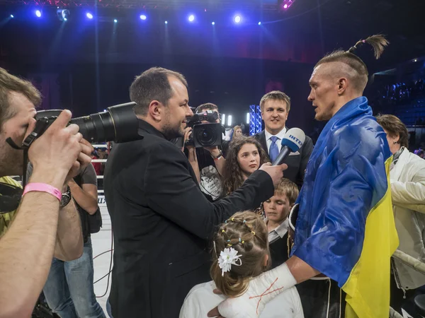 Aleksandr Usyk gives interviews — Stock Photo, Image