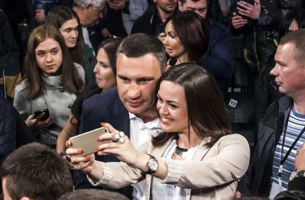 Fan macht Selfie mit Vitali Klitschko — Stockfoto