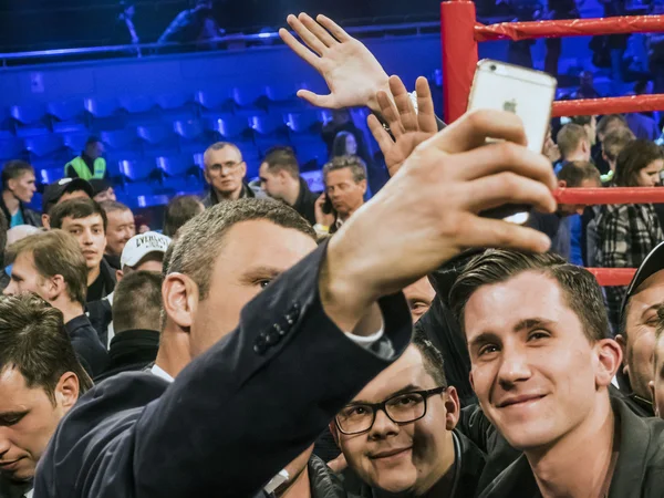 Vitali Klitschko sprawia, że Selfe z fanami — Zdjęcie stockowe