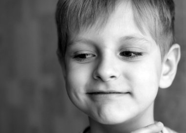 küçük boy gülümseyerek