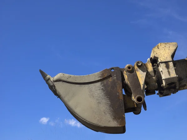 Graafmachine tegen de blauwe hemel — Stockfoto