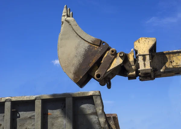 Graafmachine tegen de blauwe hemel — Stockfoto