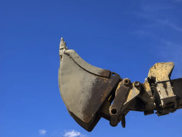 Bagger gegen den blauen Himmel — Stockfoto