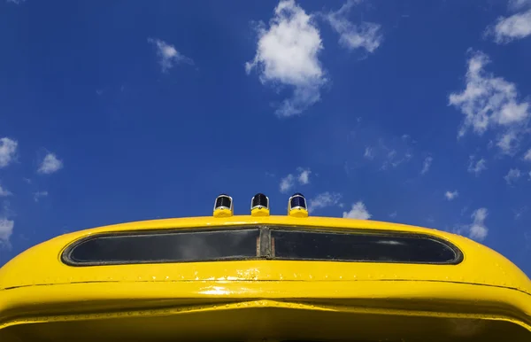 La parte superior del autobús bajo un cielo azul —  Fotos de Stock