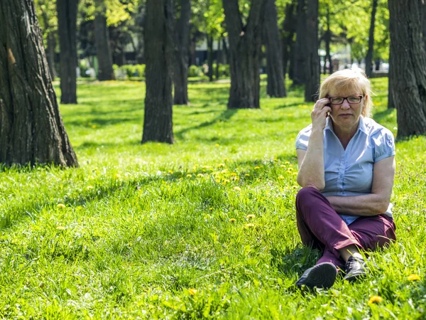 Medelålders kvinna prata i telefon — Stockfoto