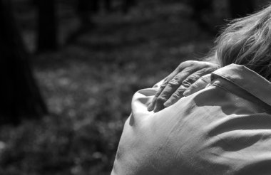 Kadın bel ağrısı bir saldırı sırasında