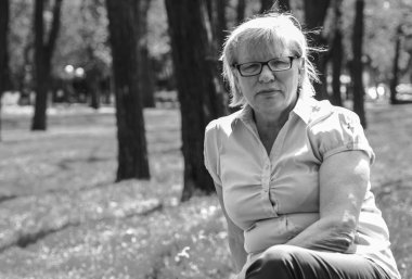 Orta yaşlı bir kadın parkta 