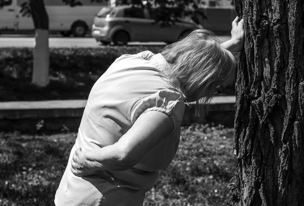 Mulher durante um ataque de lumbago — Fotografia de Stock
