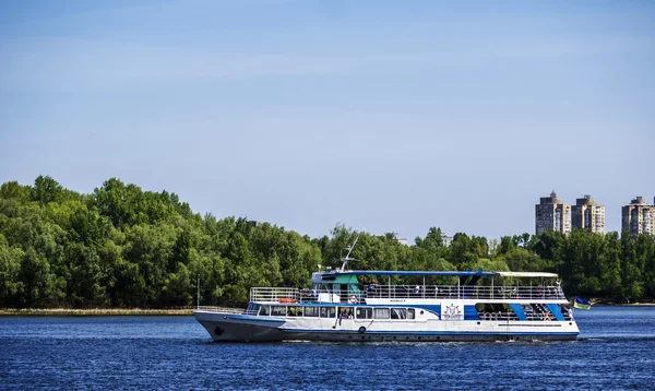 Turystyczne łodzią na rzece Dniepr w Kijowie — Zdjęcie stockowe