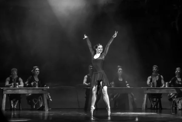 在基辅国立轻歌剧剧院芭蕾舞团 — 图库照片