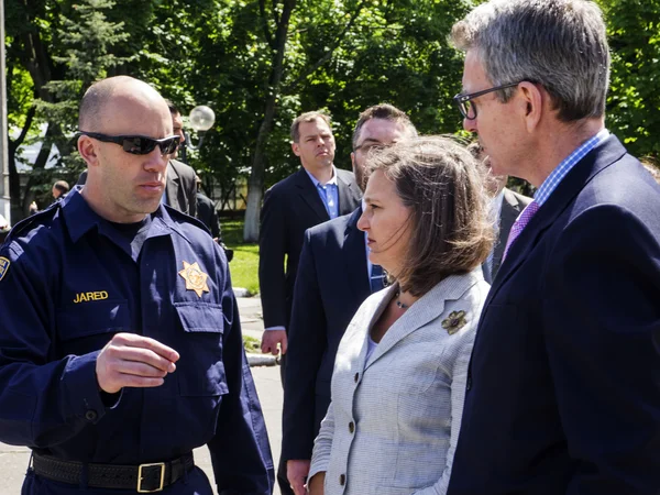 Victoria Nuland polis Enstitüsü ziyaret — Stok fotoğraf