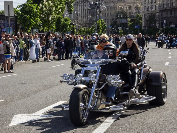 Ukrainische Biker in Kiev überholt — Stockfoto