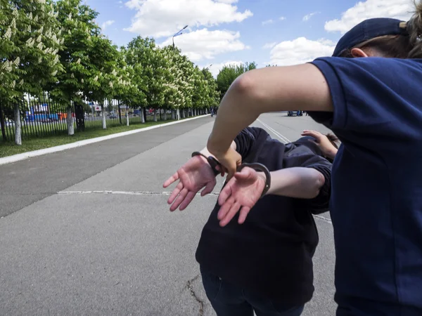 Un officier arrête un criminel — Photo