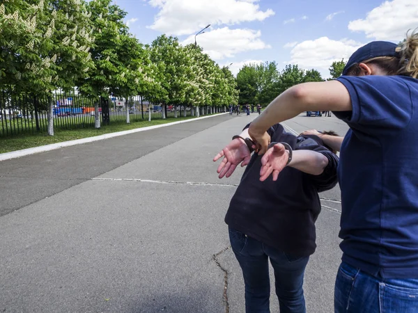 Officer gripanden en brottsling — Stockfoto