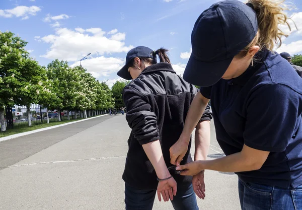 Un officier arrête un criminel — Photo