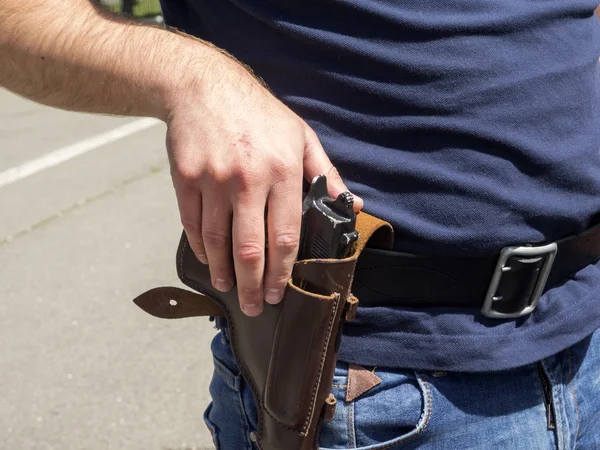 Policial segurando uma arma — Fotografia de Stock