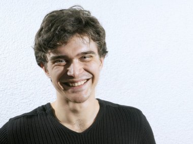 Kıvırcık adam portresi