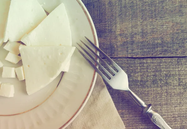 Мягкий белый сыр на тарелке — стоковое фото