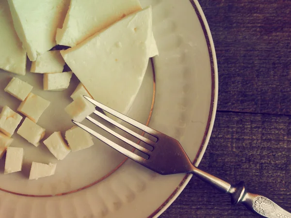 Plaka üzerinde yumuşak beyaz peynir — Stok fotoğraf