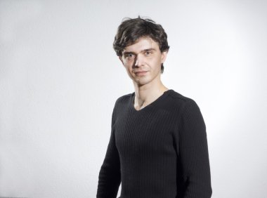 Genç kıvırcık adam