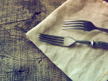 Peçete üzerinde yemek çatal
