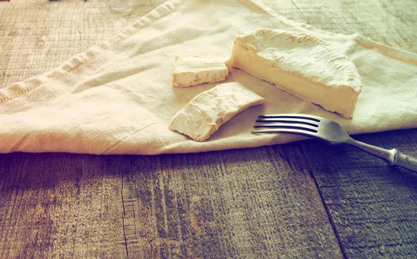 软白奶酪与古董叉 — 图库照片