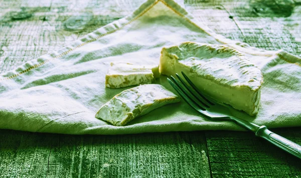 Mjuk vit ost med antika gaffel — Stockfoto
