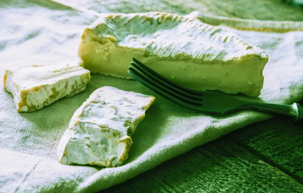 Měkký bílý sýr s starožitný vidlice — Stock fotografie