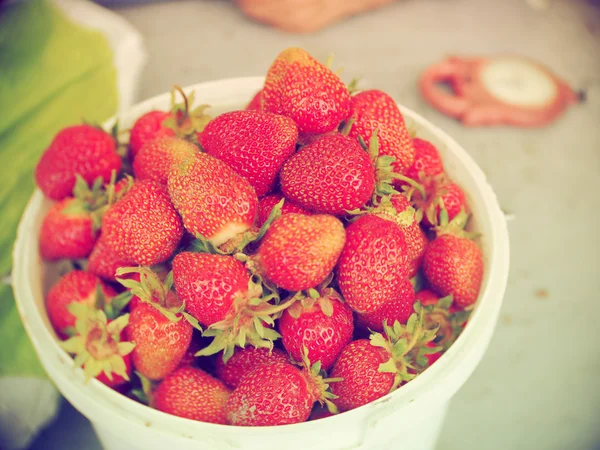 Emmer met aardbeien, close-up — Stockfoto
