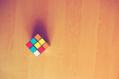 Ahşap arka plan üzerinde Rubik küpü